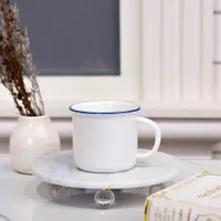 كوب معدني أبيض بحافة زرقاء