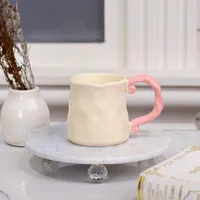 كوب سيراميك بتصميم مموج ومقبض وردي