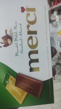 شوكولاتة بالحليب مع البندق واللوز - ميرسي (Merci)