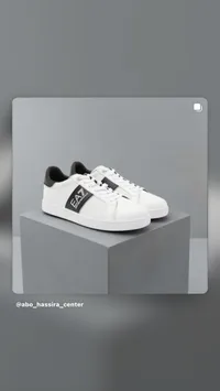حذاء رياضي EA7 أبيض بتصميم عصري