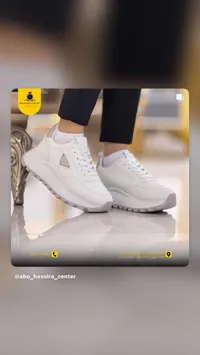 حذاء رياضي نسائي أبيض بتصميم عصري
