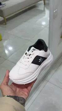 حذاء رياضي أديداس أبيض وأسود