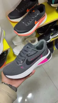 حذاء Nike رياضي للأطفال - رمادي مع وردي