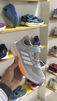 حذاء رياضي أديداس للأطفال