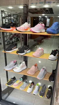 حذاء رياضي متنوع - نايكي وأديداس وبوما (Nike, Adidas, Puma)