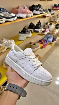 حذاء رياضي نايكي إس بي دانك لو - أبيض (Nike)