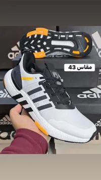 حذاء أديداس رياضي أبيض وأسود برتقالي مقاس 43