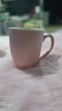 مج سيراميك وردي بتصميم محزز