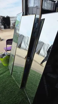 مرآة حائط كبيرة بإطار أسود