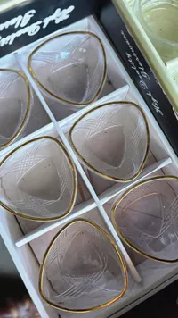 طقم أكواب زجاجية مثلثة بحواف ذهبية