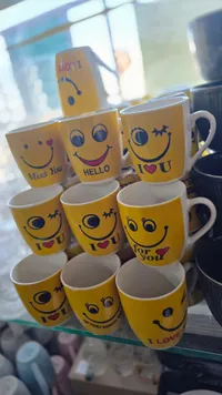 مج سيراميك أصفر بتصاميم الوجوه المبتسمة