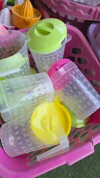 إبريق بلاستيكي ملون مع غطاء
