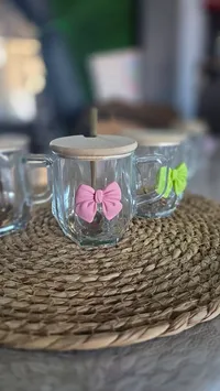 كوب زجاجي بغطاء خشبي وزينة فيونكة