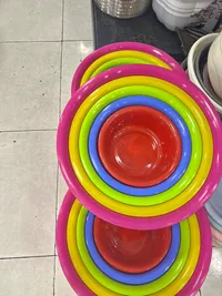 أوعية بلاستيكية ملونة
