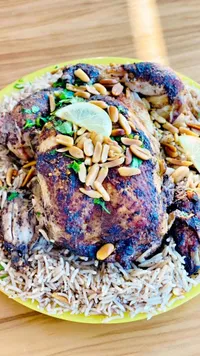 وجبة دجاج محمر مع الأرز والمكسرات