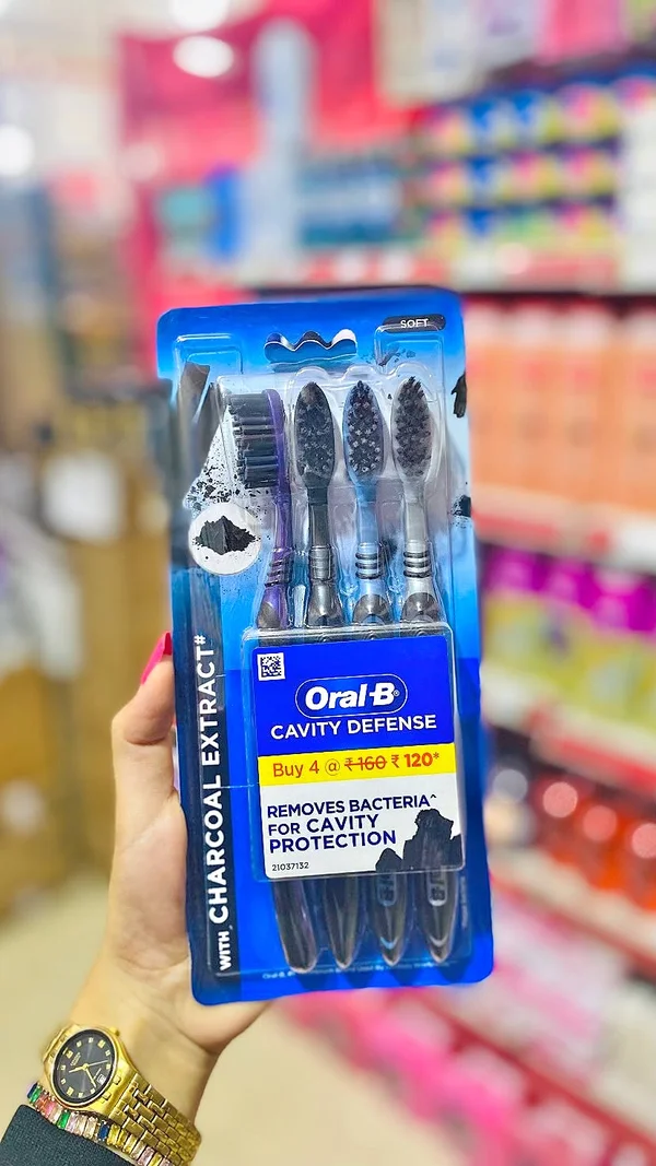 فرشاة أسنان أورال بي للحماية من التسوس بالفحم (Oral-B) - مواد غذائية وبقالة - سوق غزة