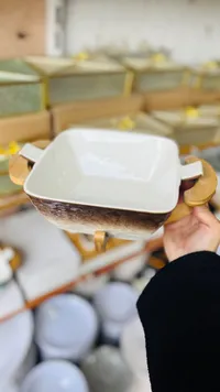 طبق تقديم مربع بمقابض خشبية