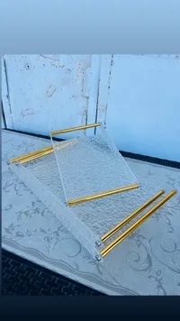 رف زجاجي معلق بحواف ذهبية
