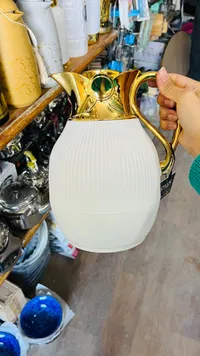 إبريق ماء بتصميم كلاسيكي ذهبي وأبيض