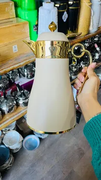 إبريق القهوة الفاخر بتصميم ذهبي وأبيض