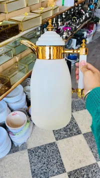 إبريق شاي وقهوة بغطاء أبيض وذهبي
