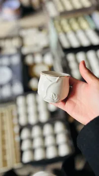 كوب سيراميك أبيض بتصميم فني محكم الإغلاق