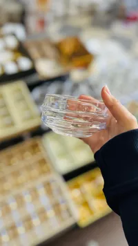 صحون زجاجية شفافة