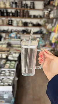 كاسة زجاج شفافة مع غطاء وشفاطة