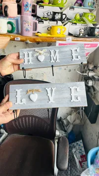 لافتة خشبية HOME مع قلب