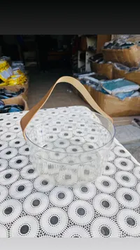 صحن شفاف مع مقبض خشبي