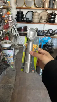 ملعقة الآيس كريم المعدنية