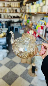 إبريق شاي زجاج بتصميم محفور