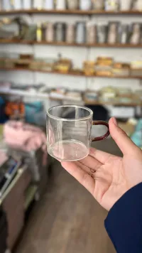 كوب زجاجي بمقبض خشبي