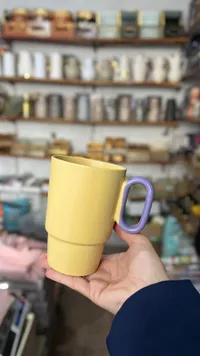 كوب قهوة ذكي قابل للتوسيع - أصفر مع مقبض أرجواني