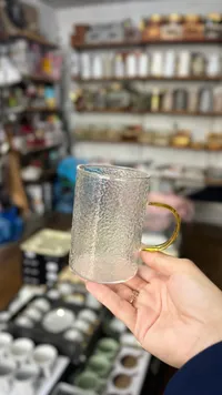 كوب زجاجي بملمس محكك مع مقبض ذهبي
