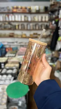 كوب زجاجي مع غطاء خشبي وماصة