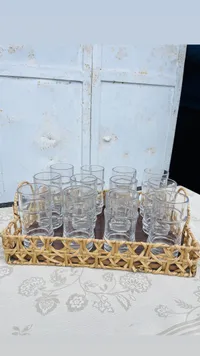 طقم أكواب زجاجية مع سلة قش