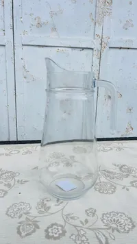 إبريق ماء زجاجي شفاف