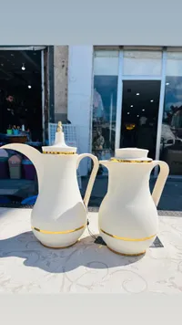 إبريق شاي وقهوة سيراميك أبيض بتفاصيل ذهبية