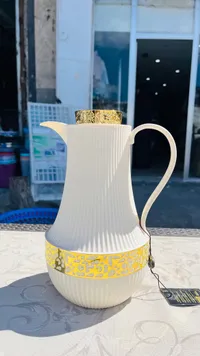 إبريق شاي وقهوة سيراميك أبيض مع تفاصيل ذهبية