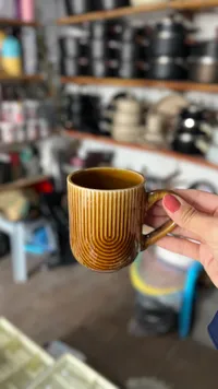 كوب سيراميك ذهبي بنقوش هندسية