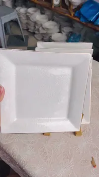 أطباق مربعة بيضاء بنقش زخرفي