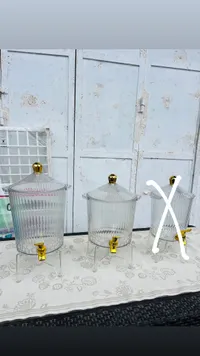 علبة زجاجية شفافة مع غطاء ذهبي