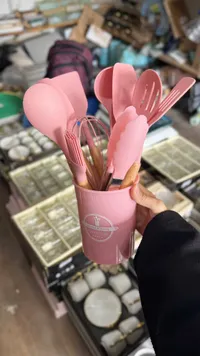 مجموعة أدوات مطبخ سيليكون وردية مع حامل