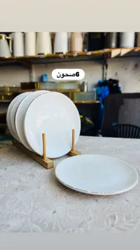 مجموعة أطباق بيضاء مع حامل خشبي - 6 صحون