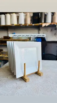 طقم صحون بورسلان أبيض مربع مع حامل خشبي