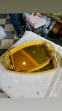 صواني تقديم ذهبية مزخرفة