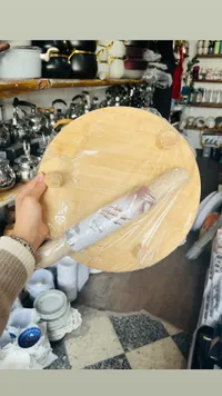 قطاعة بيتزا وعجينة خشبية