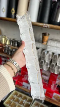 أكواب زجاجية مزخرفة بحافة ذهبية