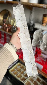 أكواب زجاجية مخططة مع حافة ذهبية